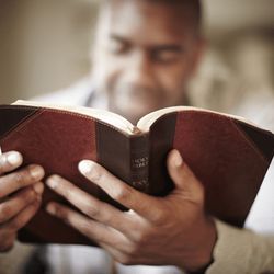 Lalaking nagbabasa ng Banal na Biblia